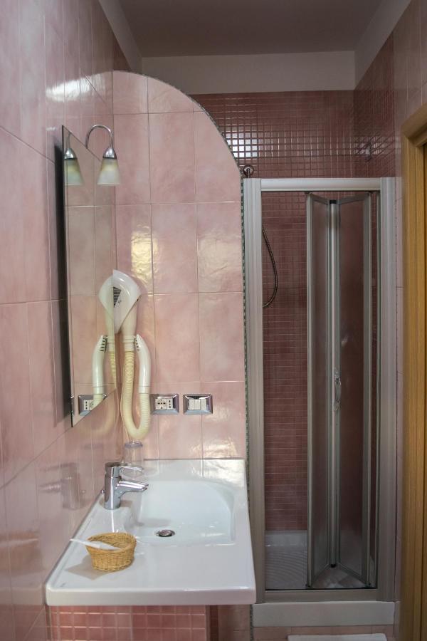 Hotel Ginevra 포지오마리노 외부 사진